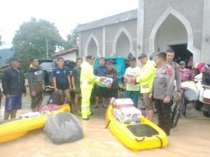 Polres Kerinci Salurkan Ratusan Dus Mi dan Air Mineral Terhadap Korban Banjir