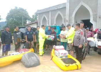 Polres Kerinci Salurkan Ratusan Dus Mi dan Air Mineral Terhadap Korban Banjir