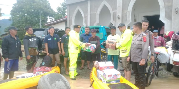 Polres Kerinci Salurkan Ratusan Dus Mi dan Air Mineral Terhadap Korban Banjir