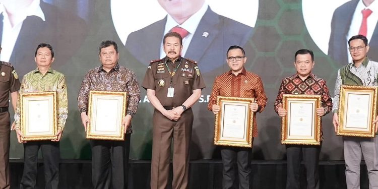 Terima Penghargaan R. Soeprapto Award Tahun 2024, Gubernur Al Haris Ajak Seluruh Kepala Daerah Tetap Solid dan Berkontribusi untuk Kejaksaan