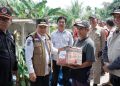 Serahkan Bantuan Korban Banjir Mandiangin, Gubernur Al Haris Ingatkan Warga Tetap Waspada