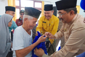 Anwar Sadat Berikan Bantuan kepada Lansia dan Penyandang Disabilitas di Kecamatan Seberang Kota