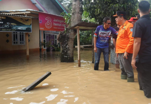 Tinjau Langsung Desa-Desa yang Terdampak Banjir Bandang, H. Mukti Membuka Dapur Umum