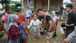 Pj Bupati Muarojambi Berikan Bantuan Kepada Ratusan Desa yang Terendam Banjir
