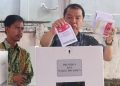 Pj Bupati Nyoblos Pemilu 2024 di TPS 05 Pulau Kemang, Sekda dan Istri Gunakan Hak Pilih di Kota Jambi