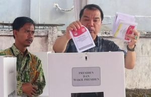 Pj Bupati Nyoblos Pemilu 2024 di TPS 05 Pulau Kemang, Sekda dan Istri Gunakan Hak Pilih di Kota Jambi