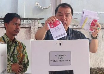 Pj Bupati Nyoblos Pemilu 2024 di TPS 05 Pulau Kemang, Sekda dan Istri Gunakan Hak Pilih di Kota Jambi