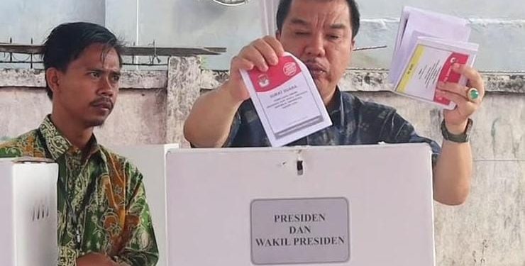 Pj Bupati Nyoblos Pemilu 2024 di TPS 05 Pulau Kemang, Sekda dan Istri Gunakan Hak Pilih di Kota Jambi