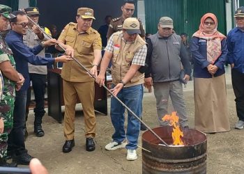 Dibakar di Depan Gudang KPU Merangin, Pj Bupati Musnahkan Surat Suara Rusak dan Kelebihan