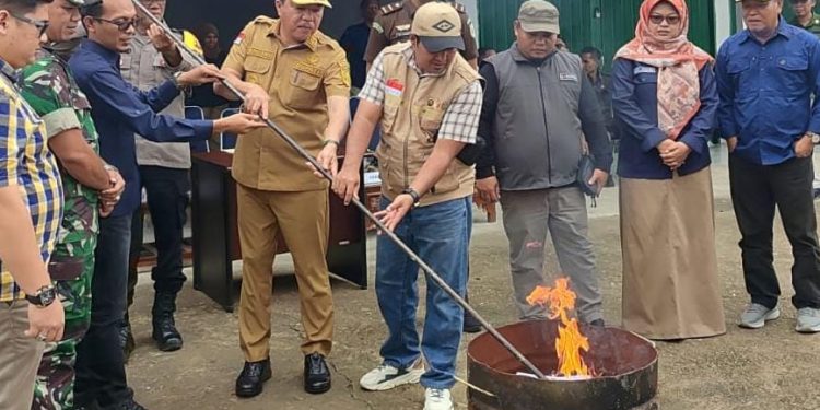 Dibakar di Depan Gudang KPU Merangin, Pj Bupati Musnahkan Surat Suara Rusak dan Kelebihan