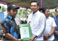 Bupati Fadhil Arief Serahkan Sertifikat PTSL dan Beasiswa Batanghari Tangguh kepada Ratusan Masyarakat Kecamatan Bajubang