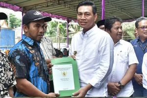 Bupati Fadhil Arief Serahkan Sertifikat PTSL dan Beasiswa Batanghari Tangguh kepada Ratusan Masyarakat Kecamatan Bajubang