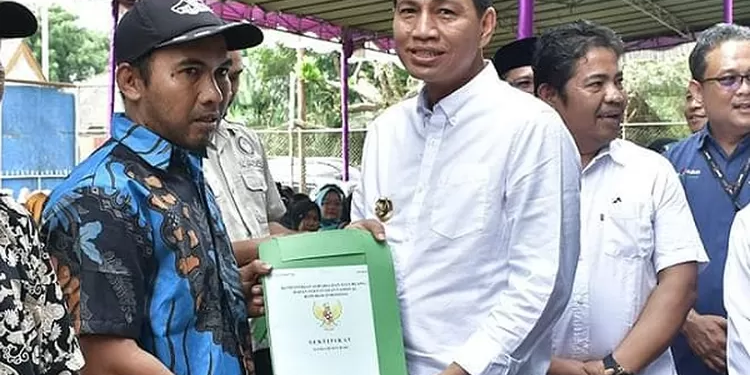 Bupati Fadhil Arief Serahkan Sertifikat PTSL dan Beasiswa Batanghari Tangguh kepada Ratusan Masyarakat Kecamatan Bajubang