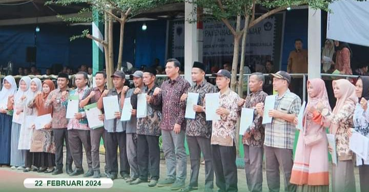 Sejumlah Warga Kelurahan Kampung Baru Terima Sertifikat PTSL dan Beasiswa Batanghari Tangguh dari Bupati Fadhil Arief