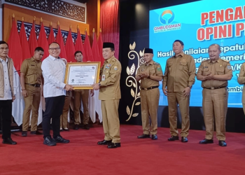 Gubernur Jambi Menerima Penghargaan Kepatuhan Standar Pelayanan Publik dari Ombudsman RI