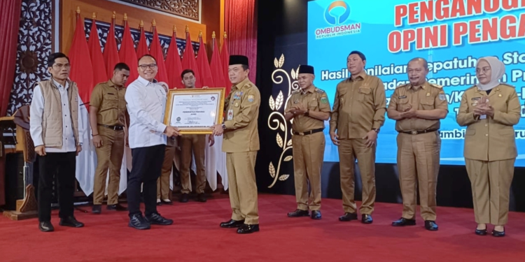 Gubernur Jambi Menerima Penghargaan Kepatuhan Standar Pelayanan Publik dari Ombudsman RI