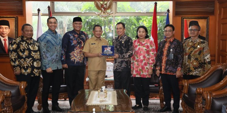KPPU menemui Menteri Dalam Negeri Mendagri Jenderal (Purn) Tito Karnavian di kantor Kemendagri di Jakarta.(Ist)