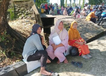 Bersiap Sejak Pagi, Emak-emak Ini Kecewa Jokowi Tak Jadi Datang ke Merangin