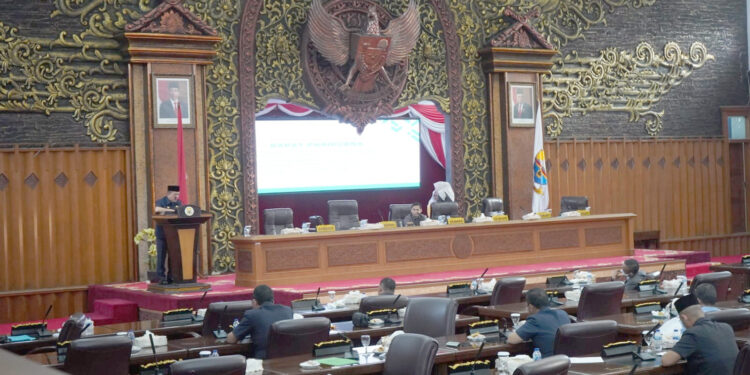 Gubernur Al Haris Beri Penjelasan Atas Capaian Pembangunan Pemprov Kepada Dewan