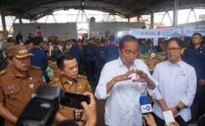 Kunjungi Pasar Rakyat dan Gudang Bulog, Presiden Jokowi Disambut Meriah Warga Merangin