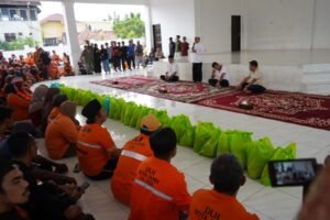 Gubernur Al Haris Berikan Bantuan Sembako Bagi Petugas Kebersihan Kota Jambi