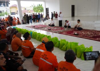 Gubernur Al Haris Berikan Bantuan Sembako Bagi Petugas Kebersihan Kota Jambi