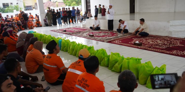 Gubernur Al Haris Berikan Bantuan Sembako Bagi Petugas Kebersihan Kota Jambi