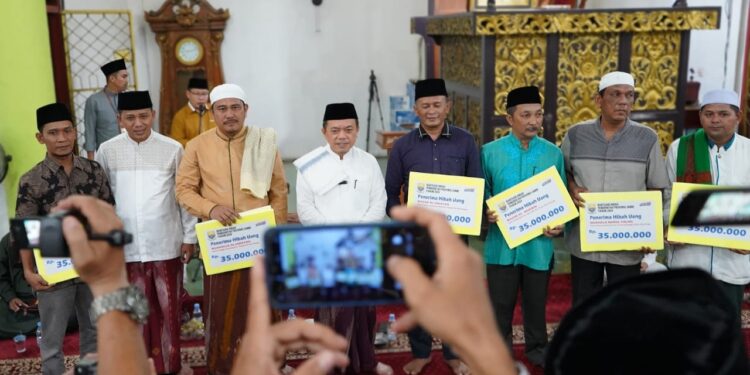 Safari Ramadhan ke Bungo, Gubernur Al Haris Serahkan Bantuan 270 Juta Rupiah untuk Masjid dan Musholla