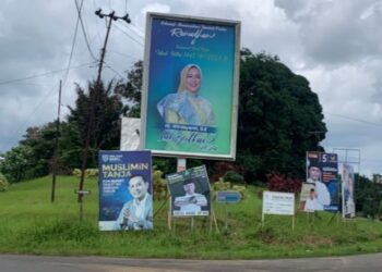 Baliho istri Romi di salah satu simpang.