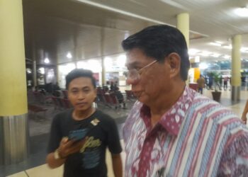 Wakil Ketua DPRD Provinsi Jambi Burhanuddin Mahir (kanan) diwawancara wartawan.(Ist)