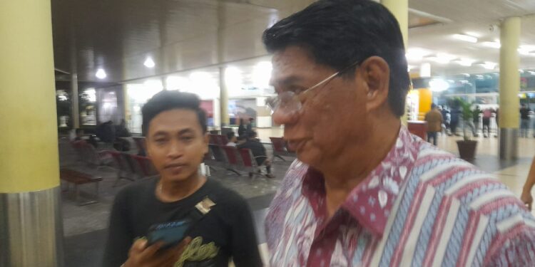 Wakil Ketua DPRD Provinsi Jambi Burhanuddin Mahir (kanan) diwawancara wartawan.(Ist)