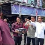 Presiden Jokowi dinilai mengeluarkan sejumlah kebijakan yang membebani masyarakat menjelang akhir jabatannya.