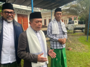 Gubernur Al Haris Langsungkan Sholat Ied Adha di Masjid Seribu Tiang dan Serahkan Lima Sapi Kurban