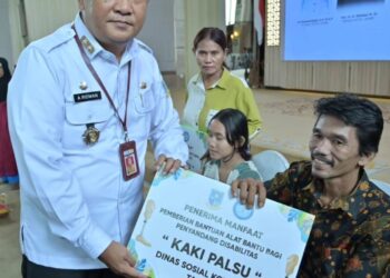 Peringatan Hari Lanjut Usia Dunia ke-28, Sekda Kota Jambi Berikan Bantuan kepada Penyandang Disabilitas