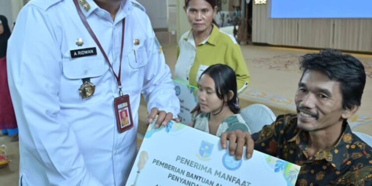 Peringatan Hari Lanjut Usia Dunia ke-28, Sekda Kota Jambi Berikan Bantuan kepada Penyandang Disabilitas
