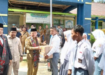 Dumisake Bantuan Pendidikan 553 Siswa SMK, SMA dan SLB di Sarolangun Diserahkan Langsung oleh Al Haris