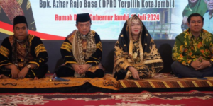 Al Haris Beserta Hesnidar Haris Dianugerahi Gelar Kehormatan dari Adat Nagari Paninggahan Solok Sumbar