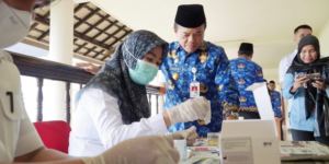 Gubernur Jambi Beserta Jajaran Pejabat Pemprov Jambi Lakukan Tes Urine di Lapangan Kantor Gubernur Jambi