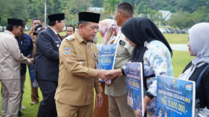 Gubernur Jambi Serahkan Bantuan Dumisake Pendidikan, Modal UMKM dan Bantuan Kepada Kelompok Tani Hutan