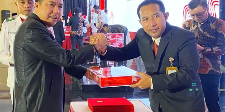 Pj Bupati Merangin Terima Duplikat Bendera Pusaka dari BPIP