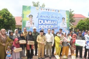 Gubernur Al Haris Berikan Bantuan Peralatan dan SPP Program Dumisake Pendidikan di Merangin