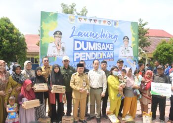 Gubernur Al Haris Berikan Bantuan Peralatan dan SPP Program Dumisake Pendidikan di Merangin