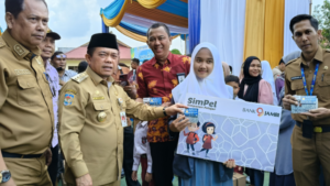 Gubernur Jambi Serahkan Bantuan Dumisake Pendidikan Berupa Peralatan Sekolah dan Bantuan SPP di SMKN 2 Merangin