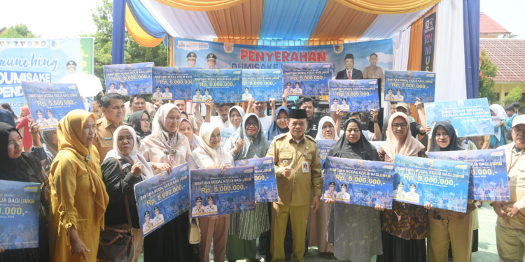 Gubernur Al Haris Berikan Bantuan Bedah Rumah Hingga Modal Untuk Pelaku UMKM di Kabupaten Merangin