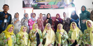 Hesnidar Haris Didampingi TP PKK Kabupaten Tanjungjabung Timur Lakukan Kunjungan ke Rumah Produksi Batik