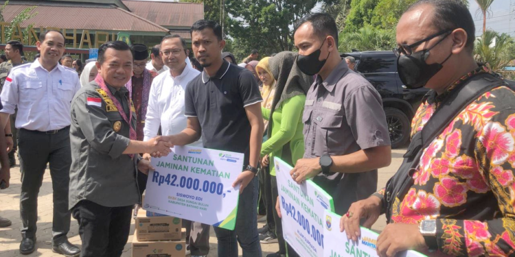 Gubernur Jambi Serahkan Santunan Kematian Program BKBK BPJS Ketenagakerjaan Provinsi Jambi