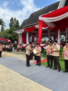 Nazar Efendi Terima Lencana Karya Bhakti dari Gubernur Al Haris Dalam Apel Besar Hari Pramuka ke-63