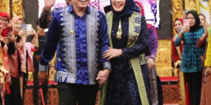 Gubernur Jambi dan Istri Hesnidar Haris Perkenalkan Batik Jambi dan Tenun Songket di Catwalk Parade