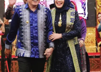 Gubernur Jambi dan Istri Hesnidar Haris Perkenalkan Batik Jambi dan Tenun Songket di Catwalk Parade