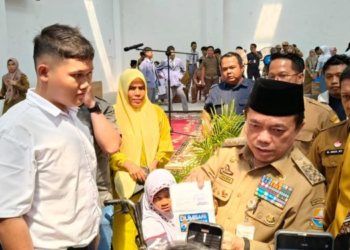 Gubernur Jambi Serahkan Bantuan Dumisake 1.259 Siswa Tidak Mampu di Kota Jambi